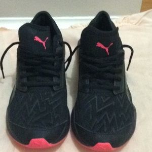 BLACK AND PINK PUMA SNEAKERS